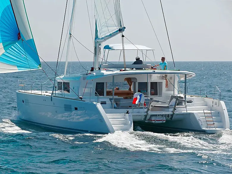 Lagoon 450 Fly-